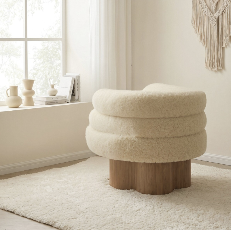 Fauteuil de coiffeuse en peluche teddy blanc crème dans une chambre lumineuse