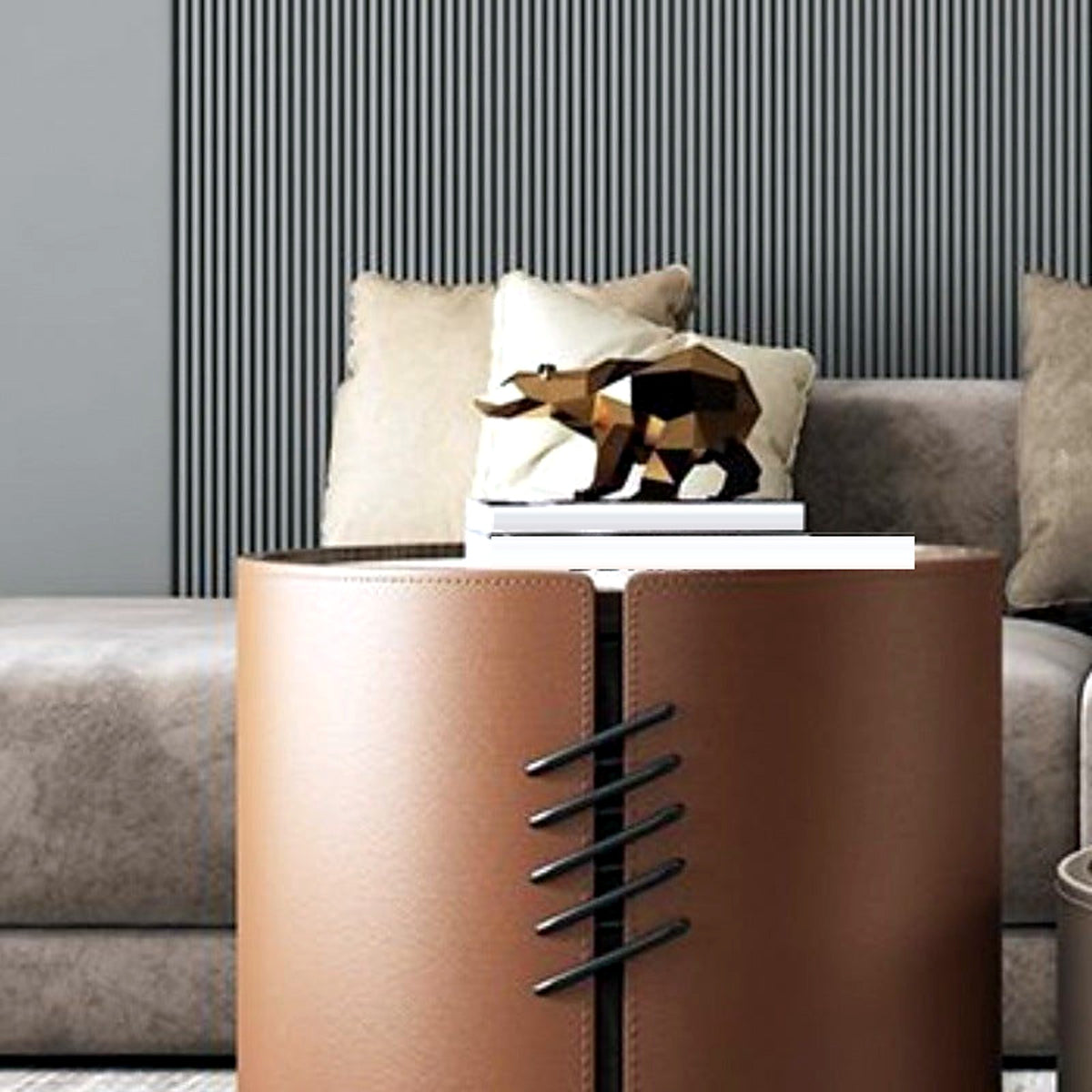 Petite table ronde effet cuir marron cognac, sangles noires croisées