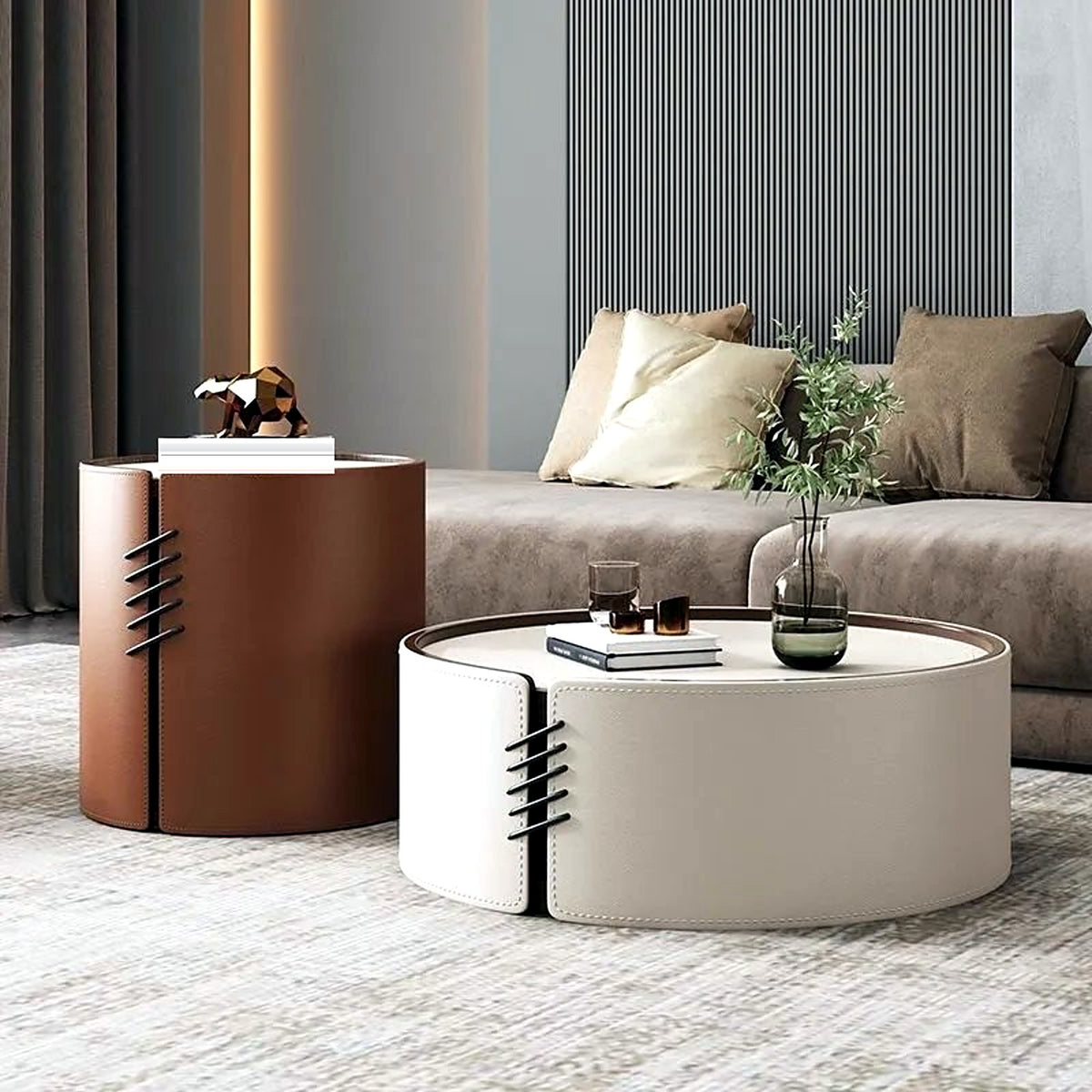 Duo de tables basses rondes AUBRYNE effet cuir blanc crème et marron dans un salon
