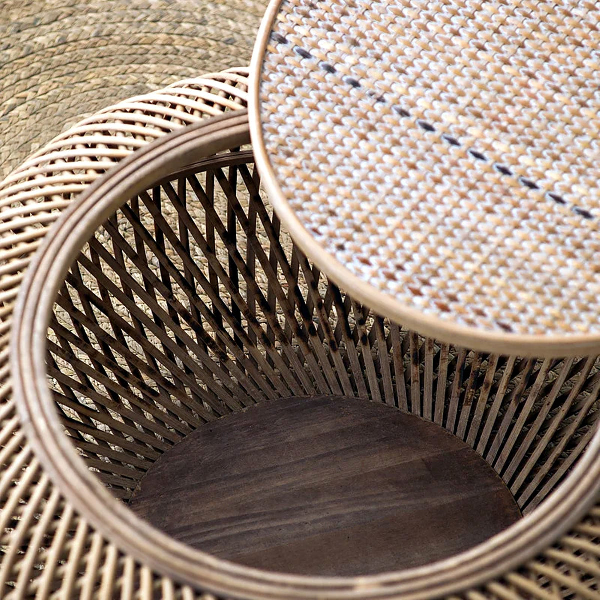 Détail du rotin tressé et du rangement intérieur à fond en bois